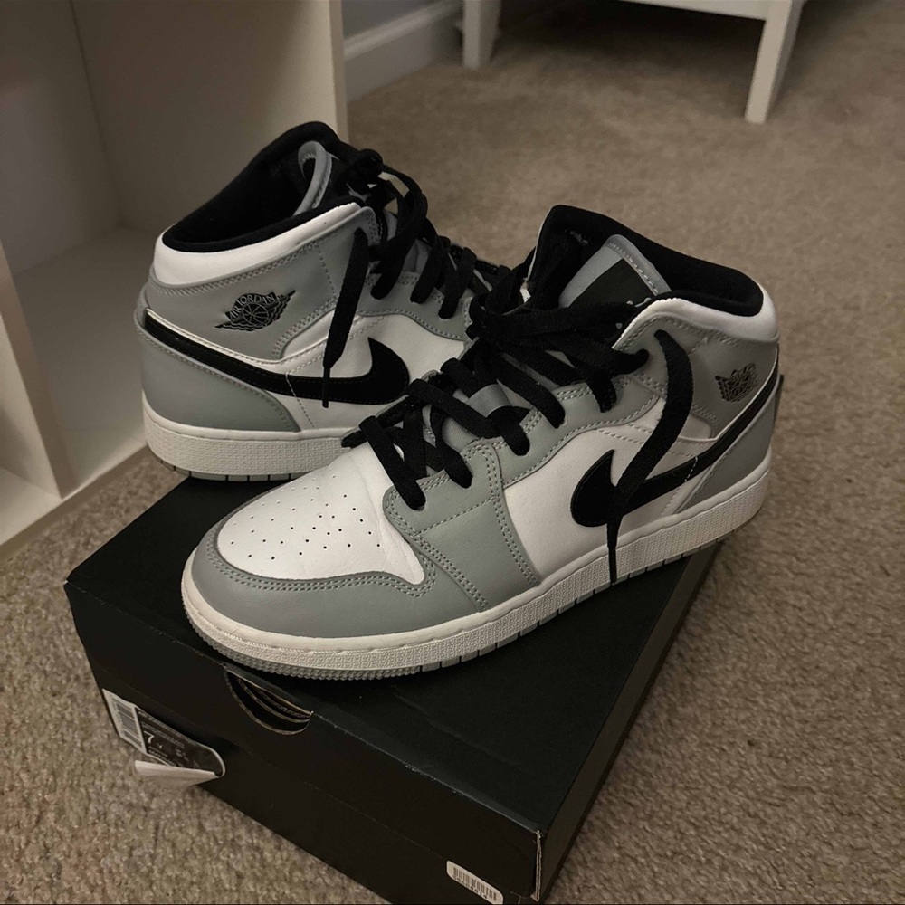 Jordan 1 smoke grey mids
size 7 
great condition slight creasing
